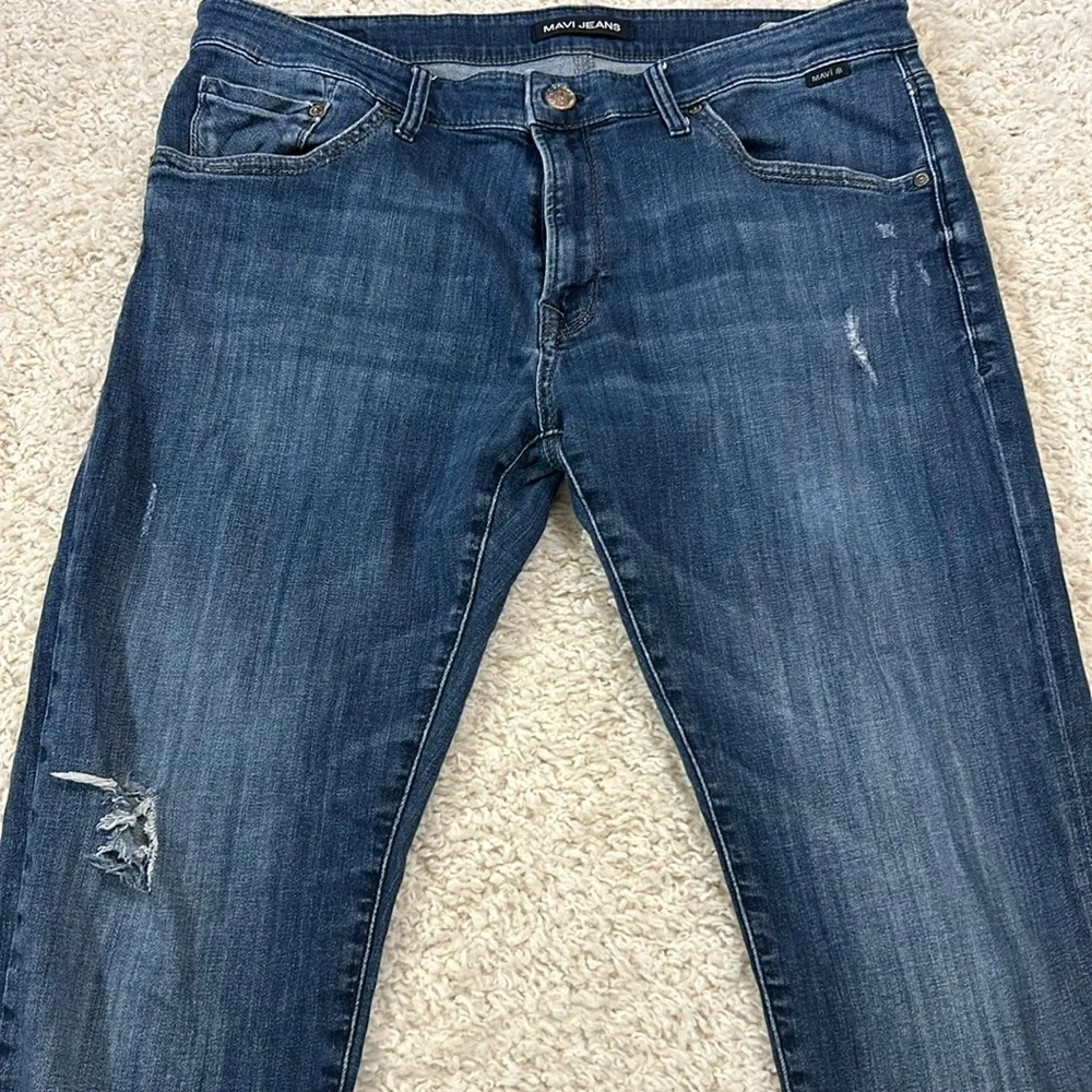 MAVI 36x34 Jake straight leg jeans with distressing and right leg small hole